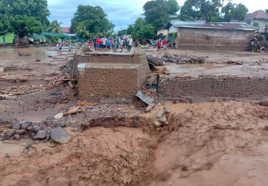 Τουλάχιστον 44 νεκροί από πλημμύρες και κατολισθήσεις στη νήσο Φλόρες