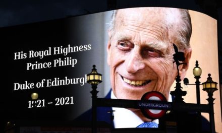 Κανονιοβολισμοί κι ενός λεπτού σιγή στη Μεγάλη Βρετανία για τον πρίγκιπα Φίλιππο