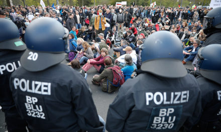 Επεισόδια και συλλήψεις αρνητών του κορονοϊού έξω από τη Βουλή στο Βερολίνο