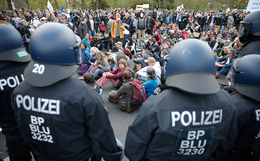 Επεισόδια και συλλήψεις αρνητών του κορονοϊού έξω από τη Βουλή στο Βερολίνο
