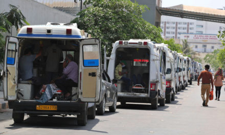 Τραγική η εικόνα στην Ινδία, συνοδεία ένοπλων αστυνομικών προμηθεύονται οξυγόνο τα νοσοκομεία