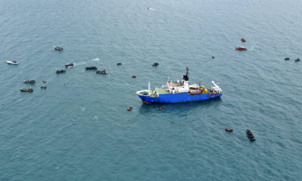 Αγνοούνται 17 μέλη αλιευτικού που συγκρούστηκε με φορτηγό πλοίο
