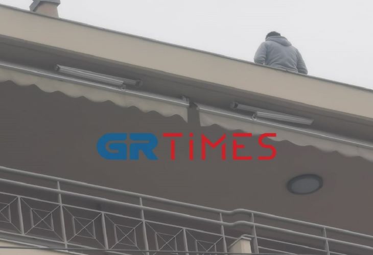 Συναγερμός στη Θεσσαλονίκη: 31χρονος απειλεί να πηδήξει στο κενό από τον 6ο όροφο – ΒΙΝΤΕΟ – ΦΩΤΟ