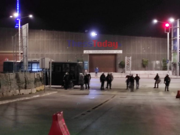 Θεσσαλονίκη: Αστυνομικές δυνάμεις απέκλεισαν το ΑΠΘ – Ένταση, χημικά και προσαγωγές