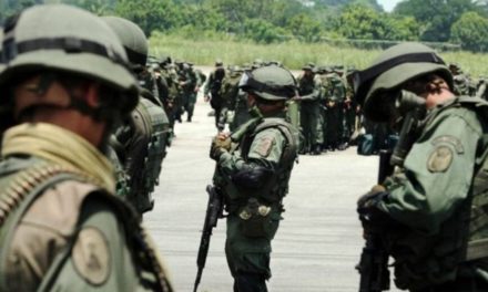Ακόμη δύο στρατιωτικοί σκοτώθηκαν σε μάχες στα σύνορα με την Κολομβία