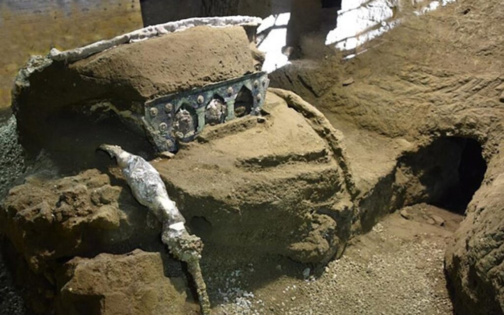 Ιταλία: Η αρχαιολογική σκαπάνη έφερε στο φως σχεδόν άθικτο ρωμαϊκό άρμα σε αρχαία έπαυλη κοντά στην Πομπηία /BINTEO