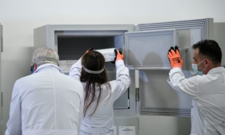 Ναύπακτος: Χάλασε το ψυγείο με τα εμβόλια του κορονοϊού μετά από διακοπή ρεύματος – Αναβλήθηκαν οι εμβολιασμοί – ΒΙΝΤΕΟ