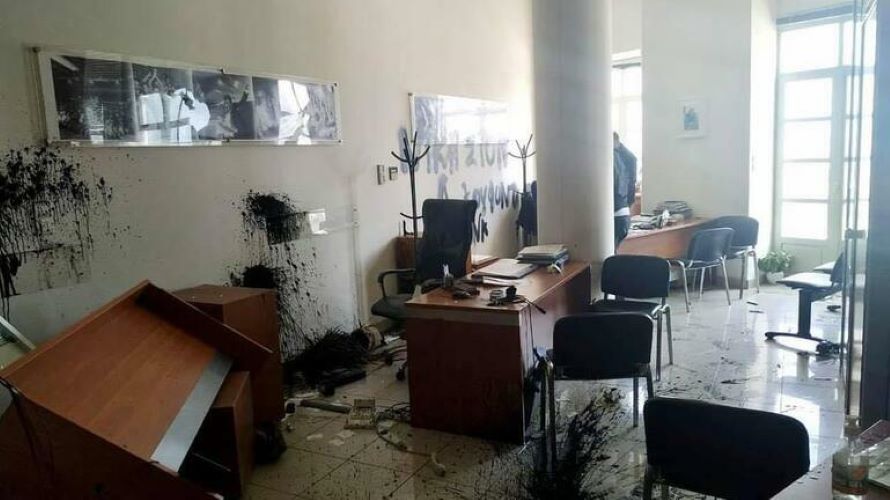 Στο Αυτόφωρο δικάζονται σήμερα οι δύο συλληφθέντες για την επίθεση υποστηρικτών του Κουφοντίνα στο γραφείο Αυγενάκη – ΒΙΝΤΕΟ – ΦΩΤΟ