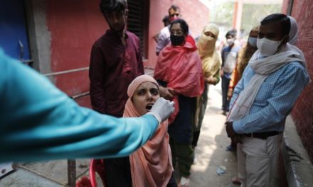 Σε έξαρση ο κορονοϊός στην Ινδία, νέα ρεκόρ κρουσμάτων και θανάτων