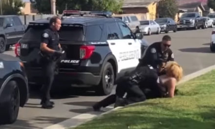Εξοργιστικό βίντεο με αστυνομικό που ρίχνει γροθιές στο πρόσωπο γυναίκας με χειροπέδες