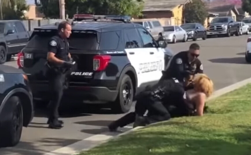 Εξοργιστικό βίντεο με αστυνομικό που ρίχνει γροθιές στο πρόσωπο γυναίκας με χειροπέδες
