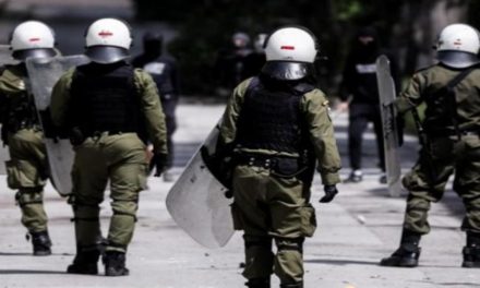 Ένταση στο κέντρο της Αθήνας – Επεισόδια μεταξύ διαδηλωτών και αστυνομίας – ΦΩΤΟ