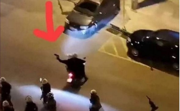 Τα γάντια του και όχι όπλο κρατάει ο αστυνομικός στην Νέα Σμύρνη