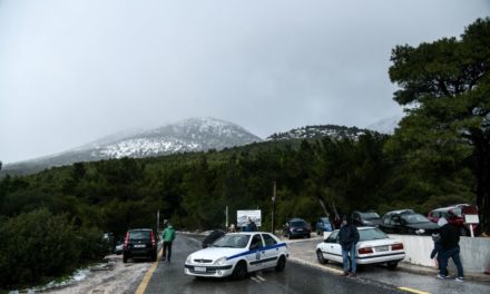 Τρελό μποτιλιάρισμα στην Πάρνηθα: Η Τροχαία διέκοψε την κυκλοφορία σε 3 σημεία