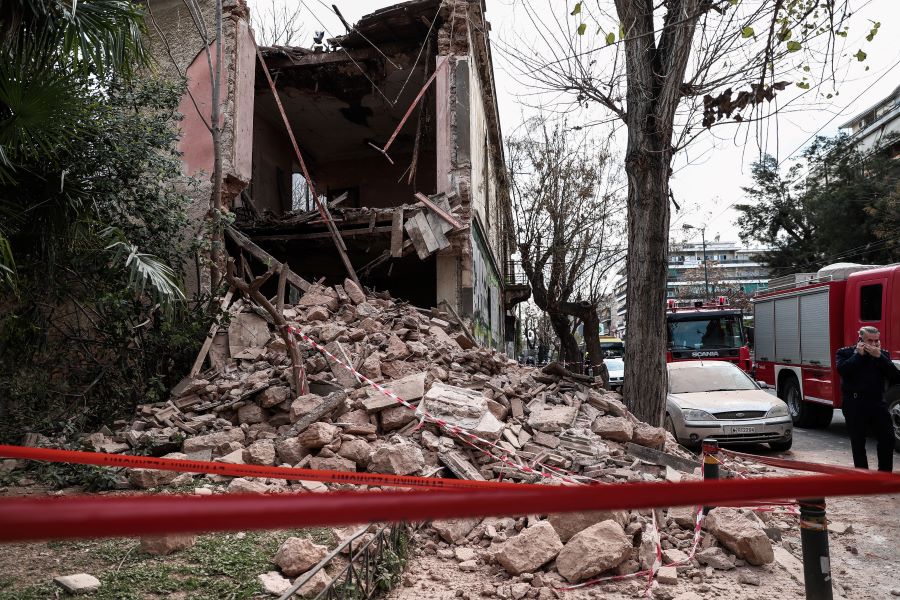 Κατέρρευσε μέρος κτηρίου στην Πατησίων – Επί τόπου η Πυροσβεστική – Εντοπίστηκε σώος ένας άνδρας – ΦΩΤΟ