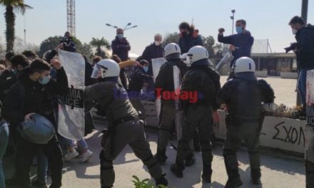 Θεσσαλονίκη: Στον εισαγγελέα οι 31 συλληφθέντες στα επεισόδια της Πρυτανείας του ΑΠΘ – Συγκέντρωση και πορεία αλληλέγγυων – BINTEO