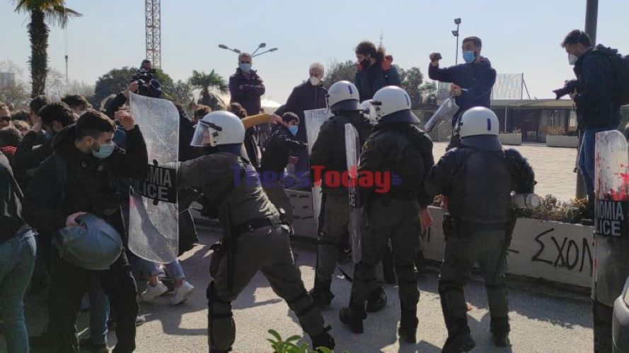 Θεσσαλονίκη: Μάχες σώμα με σώμα μεταξύ διαδηλωτών και αστυνομικών στην Πρυτανεία του ΑΠΘ – Λιποθυμίες και χημικά – BINTEO – ΦΩΤΟ