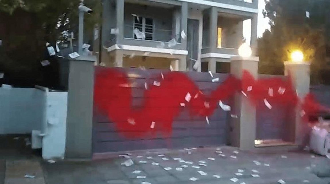 «Επίθεση» αντιεξουσιαστών στο σπίτι του Νίκου Ευαγγελάτου και της Τατιάνας Στεφανίδου – ΒΙΝΤΕΟ