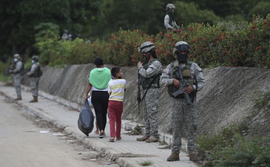 Μάχες στα σύνορα Βενεζουέλας-Κολομβίας, στον ΟΗΕ καταφεύγει το Καράκας