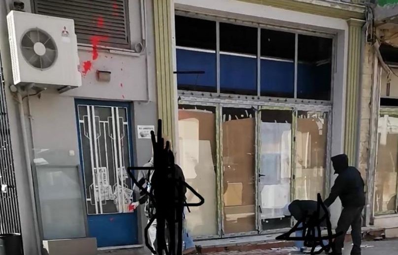 Επίθεση με μπογιές στα γραφεία της ΝΔ στην Ξάνθη από υποστηρικτές του Κουφοντίνα – ΦΩΤΟ