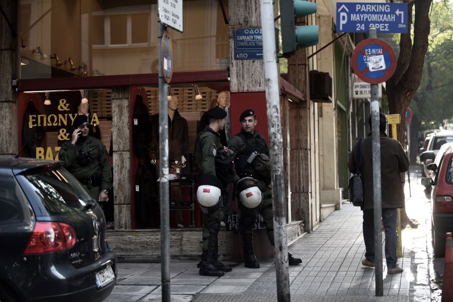 Αστυνομικός αυτοπυροβολήθηκε ενώ ήταν σε υπηρεσία στη Χαριλάου Τρικούπη – Νοσηλεύεται στο νοσοκομείο – BINTEO