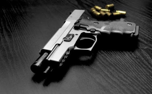 Εκπυρσοκρότησε όπλο αστυνομικού – Η βολίδα καρφώθηκε σε φοριαμό