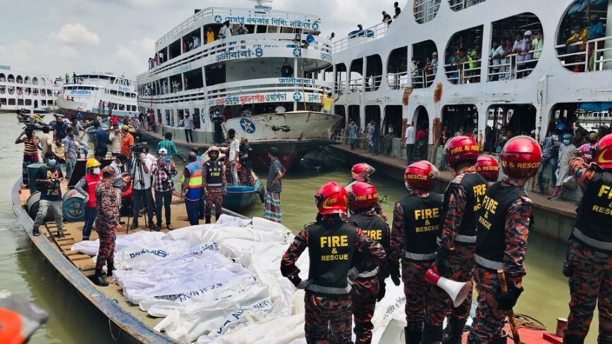 Τουλάχιστον 25 νεκροί μετά την σύγκρουση πλοίων σε ποτάμι