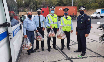 Προσφορά δώρων σε τροχονόμους από τον Όμιλο Φίλων Ελληνικής Αστυνομίας Δυτικής Αττικής