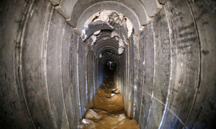 Πτώματα και επιζώντες εντοπίστηκαν σε τούνελ στη Γάζα που βομβάρδισε το Ισραήλ