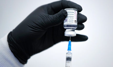 Καταγράφηκαν τέσσερις νέες περιπτώσεις θρομβώσεων που συνδέονται με το εμβόλιο της AstraZeneca