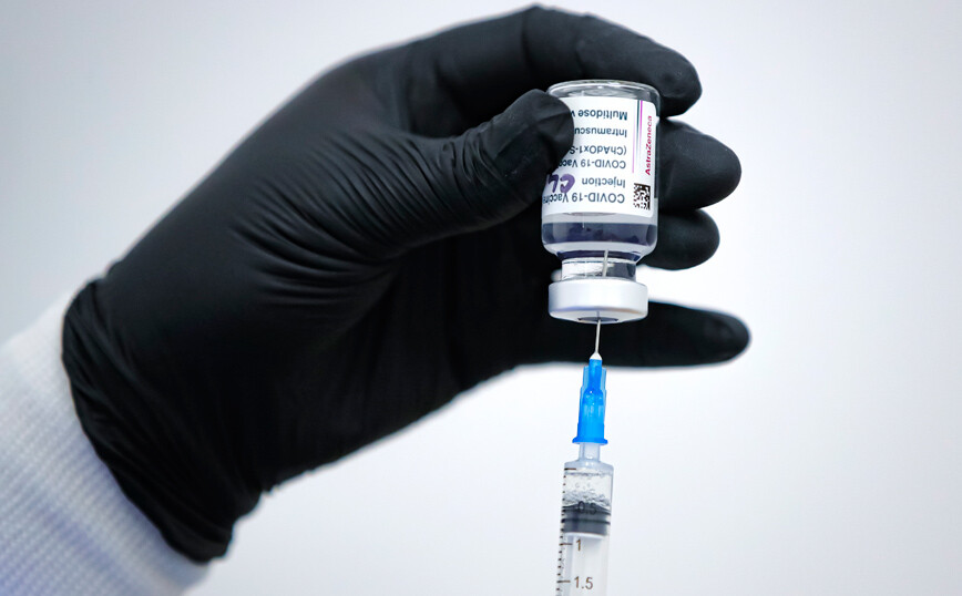 Καταγράφηκαν τέσσερις νέες περιπτώσεις θρομβώσεων που συνδέονται με το εμβόλιο της AstraZeneca
