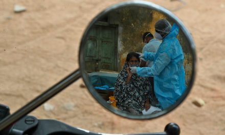 Σε αναμονή εμβολίων κορονοϊού οι φτωχές χώρες λόγω του χάους στην Ινδία