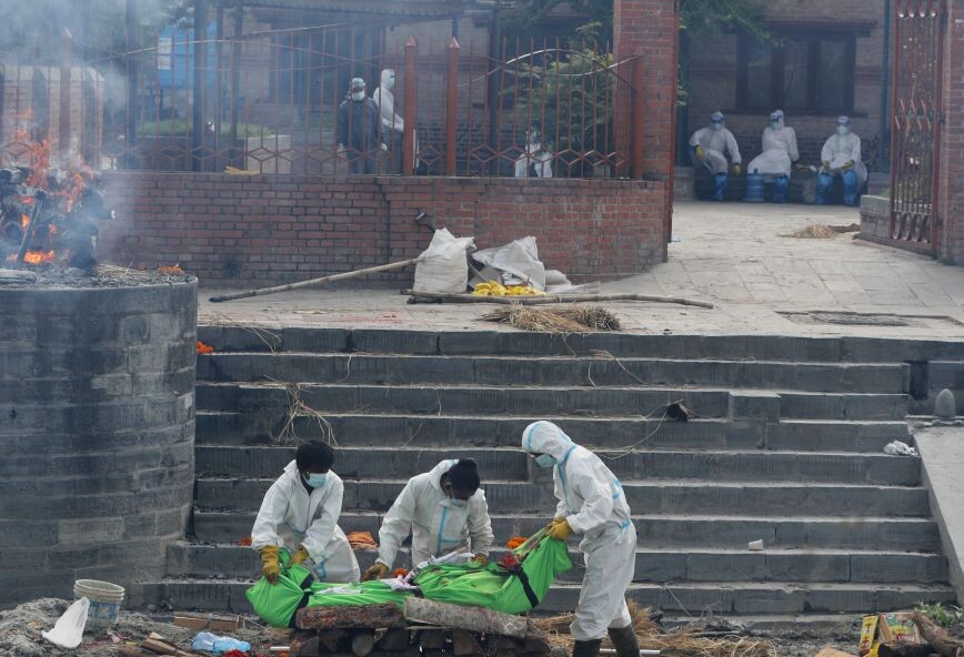 Νέο αρνητικό ρεκόρ από την Ινδία με 4.000 θανάτους από κορονοϊό σε 24 ώρες