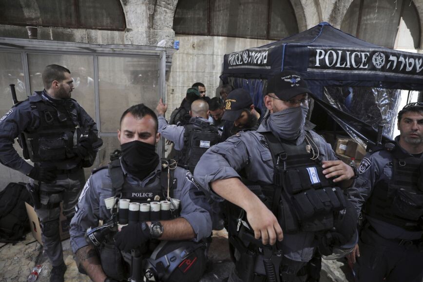 Αιματηρές συγκρούσεις μεταξύ Παλαιστίνιων πιστών και Ισραηλινών αστυνομικών στην Πλατεία των Τεμενών