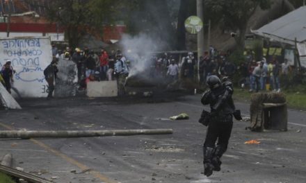 Ο πρόεδρος της Κολομβίας ζητεί την απομάκρυνση των οδοφραγμάτων μετά από δέκα μέρες διαδηλώσεων