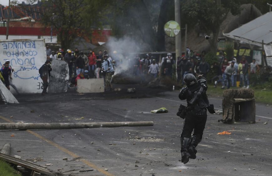 Ο πρόεδρος της Κολομβίας ζητεί την απομάκρυνση των οδοφραγμάτων μετά από δέκα μέρες διαδηλώσεων