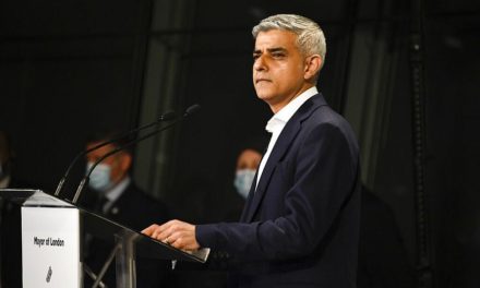 Ο Σαντίκ Καν του Εργατικού Κόμματος επανεξελέγη δήμαρχος του Λονδίνου
