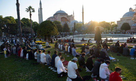 Χιλιάδες μουσουλμάνοι προσευχήθηκαν στην Αγία Σοφία για το Μπαϊράμι