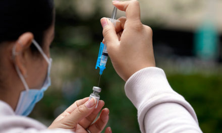 Βρέφος 8 μηνών έλαβε και τις δύο δόσεις του εμβολίου της Pfizer