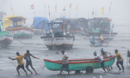Αγνοούνται 120 άνθρωποι από ναυάγιο πλοίου στην Ινδία, σαρωτικό το πέρασμα του κυκλώνα Τόκτε