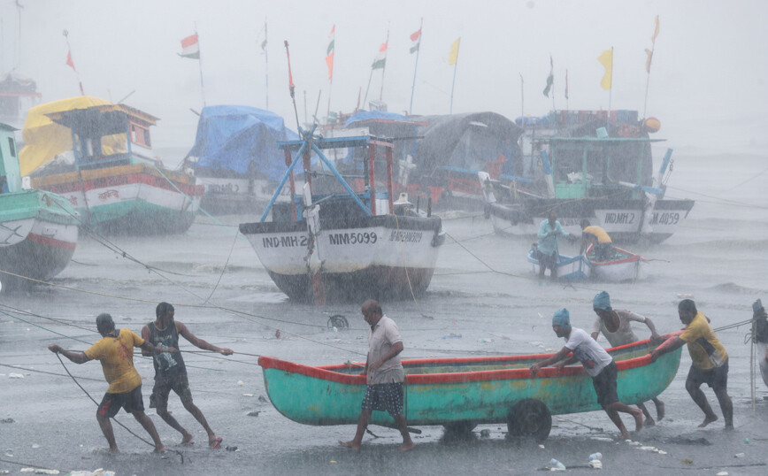 Αγνοούνται 120 άνθρωποι από ναυάγιο πλοίου στην Ινδία, σαρωτικό το πέρασμα του κυκλώνα Τόκτε