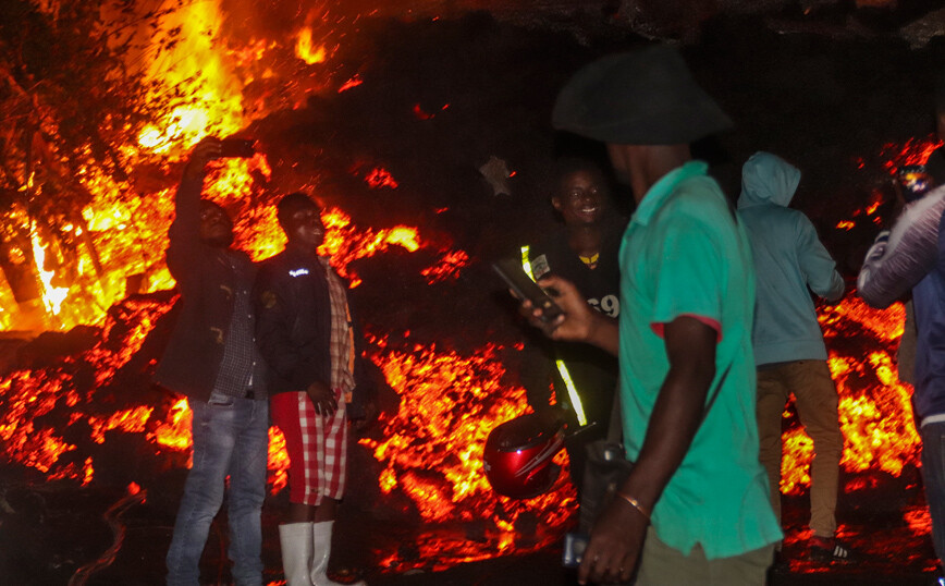 Έβγαζαν selfies μπροστά στα σπίτια που είχε «καταπιεί» η λάβα του ηφαιστείου Νιραγκόνγκο