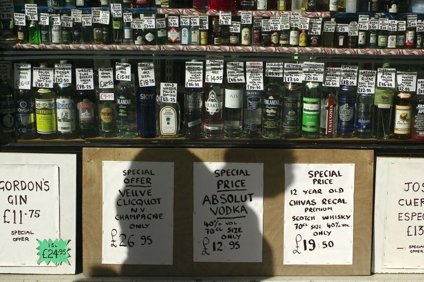 Αριθμός ρεκόρ θανάτων από αλκοόλ στη Βρετανία εν μέσω lockdown