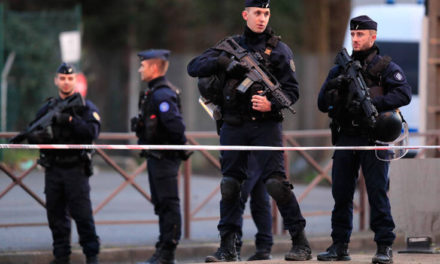 Δημοτική αστυνομικός τραυματίστηκε σοβαρά στην επίθεση με μαχαίρι στη Γαλλία