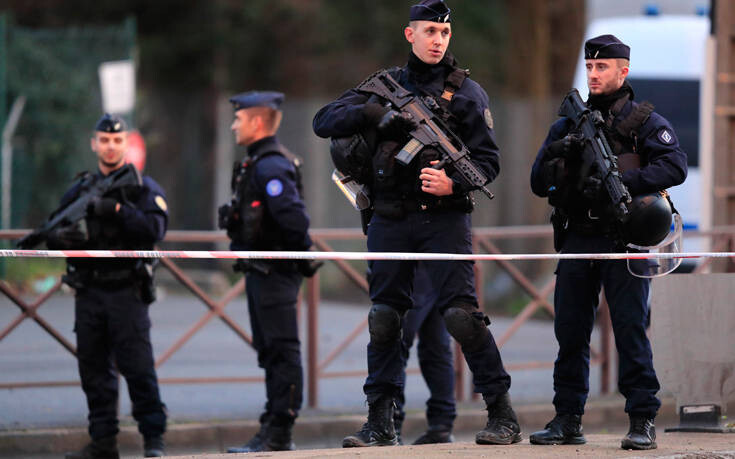 Δημοτική αστυνομικός τραυματίστηκε σοβαρά στην επίθεση με μαχαίρι στη Γαλλία