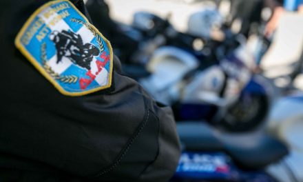 Φωτογραφία: Αστυνομικοί της Ομάδας ΔΙ.ΑΣ. διόρθωσαν την ελληνική σημαία που είχε τοποθετηθεί ανάποδα