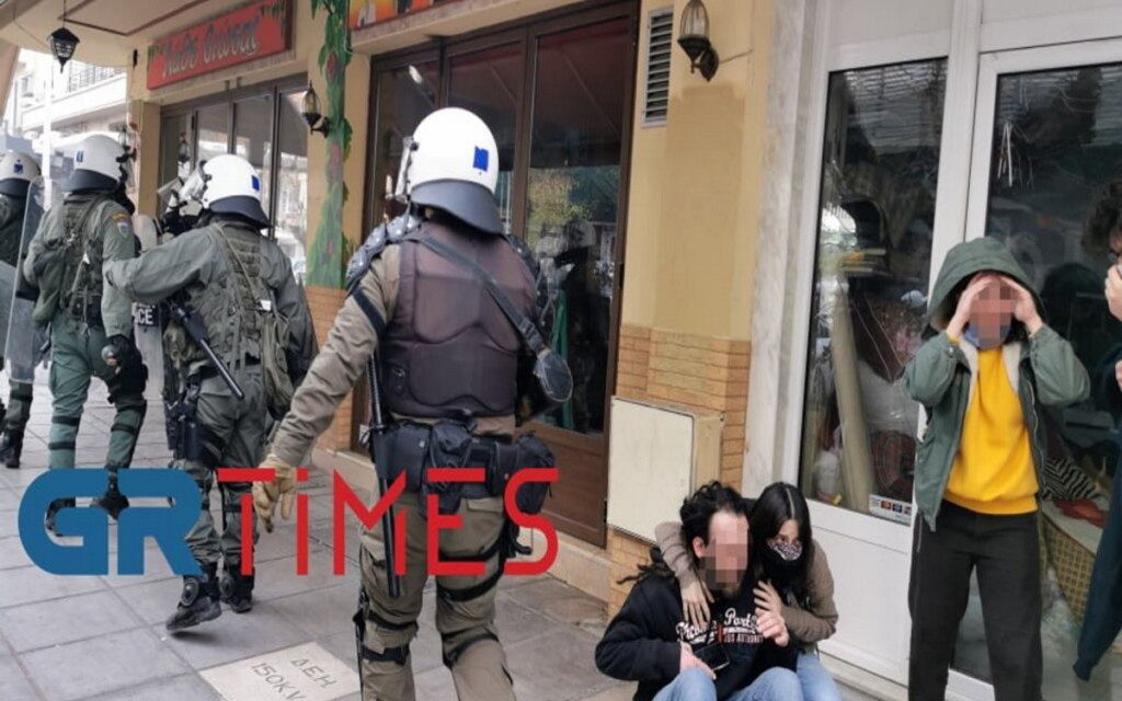 Θεσσαλονίκη: Αστυνομικοί χτυπούν στο πρόσωπο και κλωτσούν άνδρα /ΒΙΝΤΕΟ