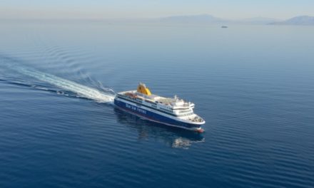 Χίος: Δραματική διάσωση ναυαγού από το Blue Star Mykonos – Αγωνία για δύο αγνοούμενους