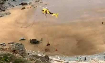 Ταύρος 800 κιλών εγκλωβίστηκε σε παραλία στην Ισπανία – Χρειάστηκε ελικόπτερο για τη διάσωσή του