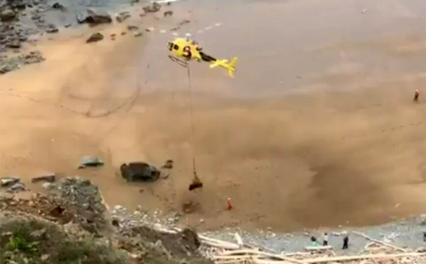 Ταύρος 800 κιλών εγκλωβίστηκε σε παραλία στην Ισπανία – Χρειάστηκε ελικόπτερο για τη διάσωσή του